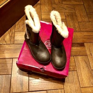 So New Brown w/ fur trim ankle boots